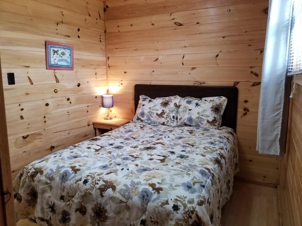 Blue Spruces Cottages Hampton Bagian luar foto