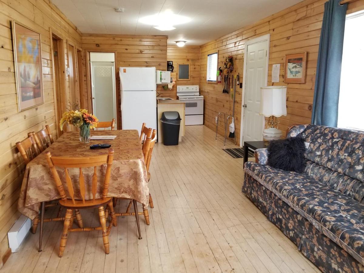 Blue Spruces Cottages Hampton Bagian luar foto
