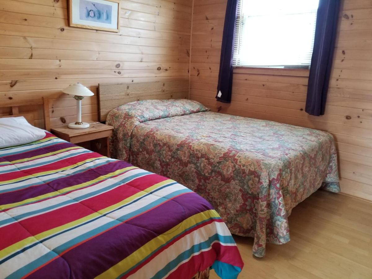 Blue Spruces Cottages Hampton Bagian luar foto