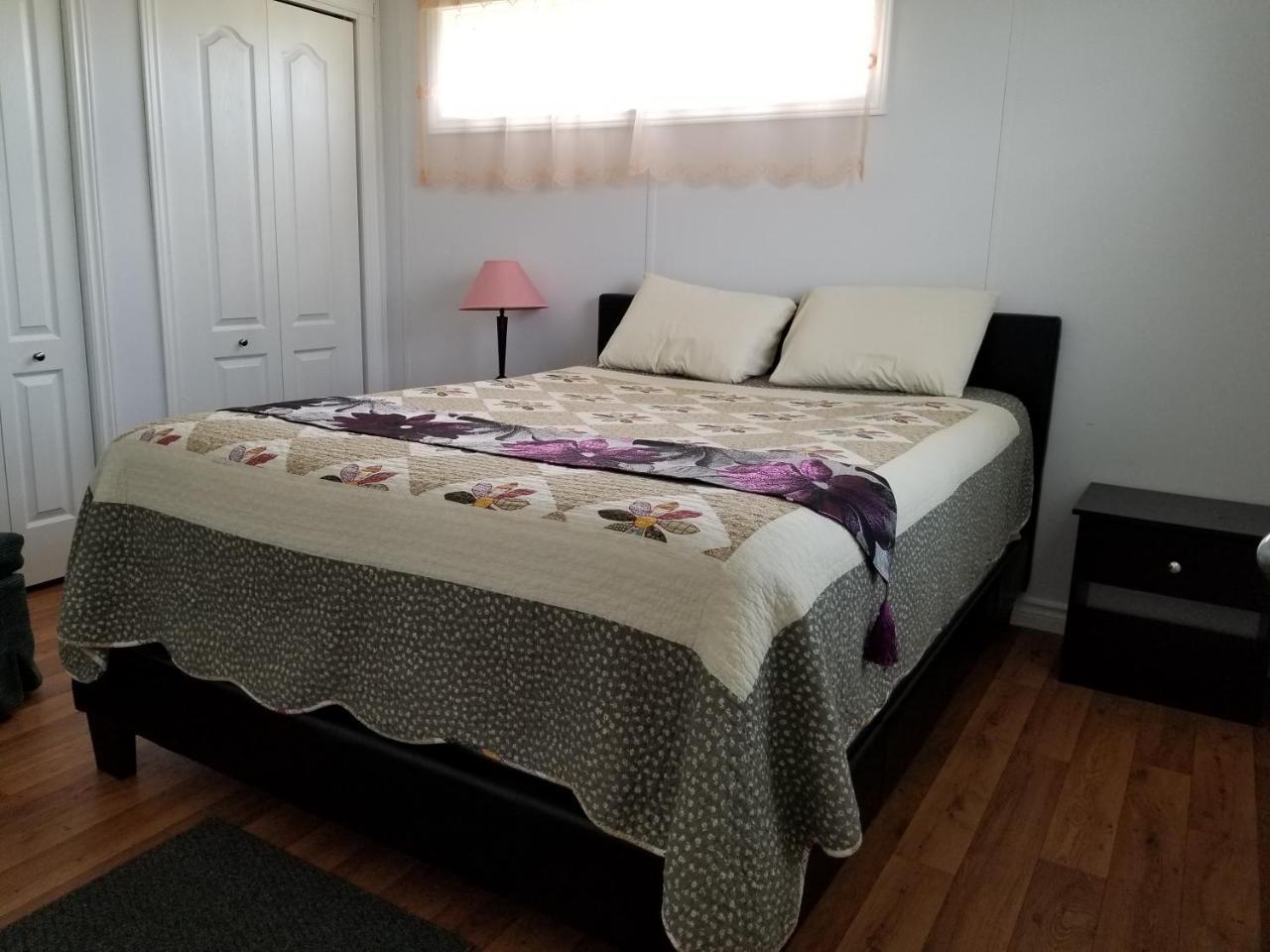 Blue Spruces Cottages Hampton Bagian luar foto