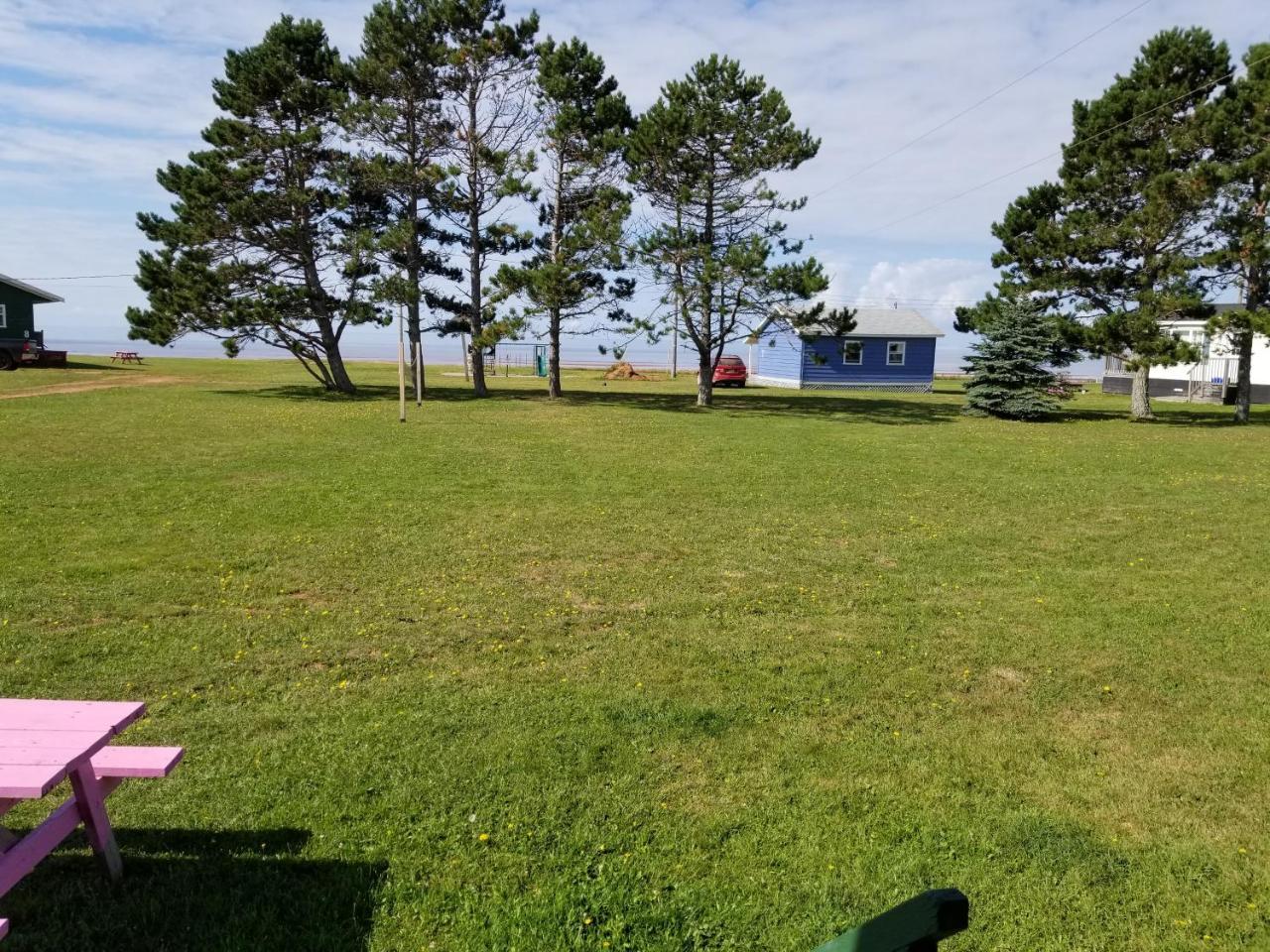 Blue Spruces Cottages Hampton Bagian luar foto