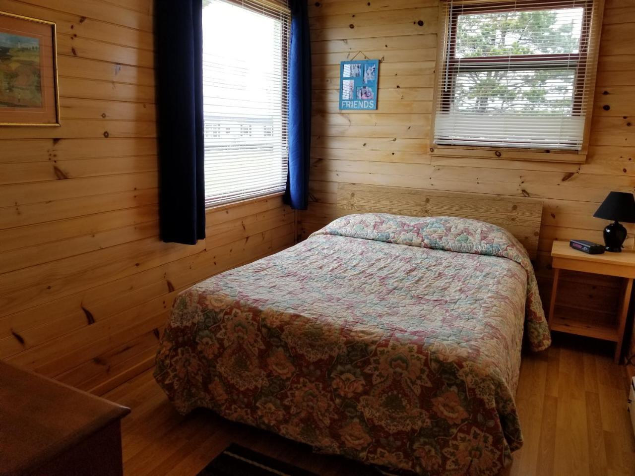 Blue Spruces Cottages Hampton Bagian luar foto