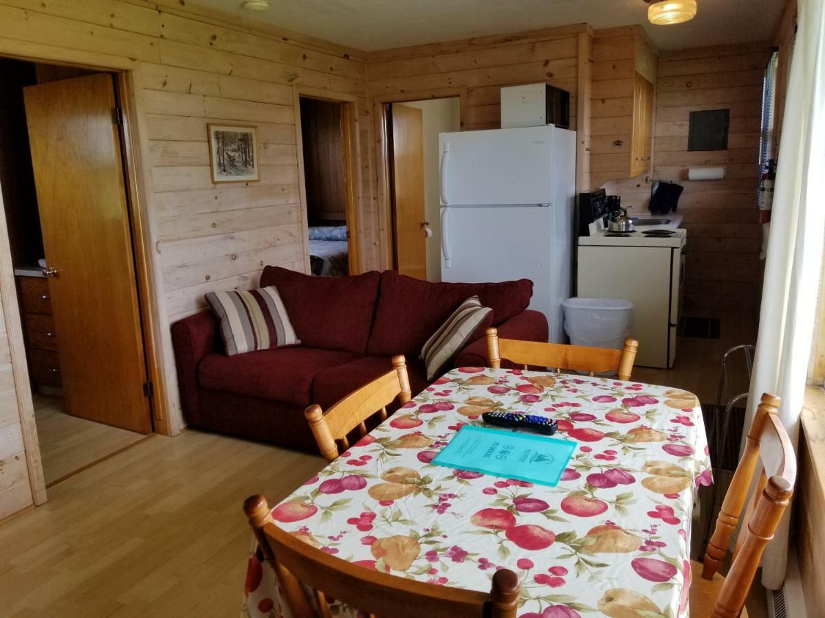 Blue Spruces Cottages Hampton Bagian luar foto