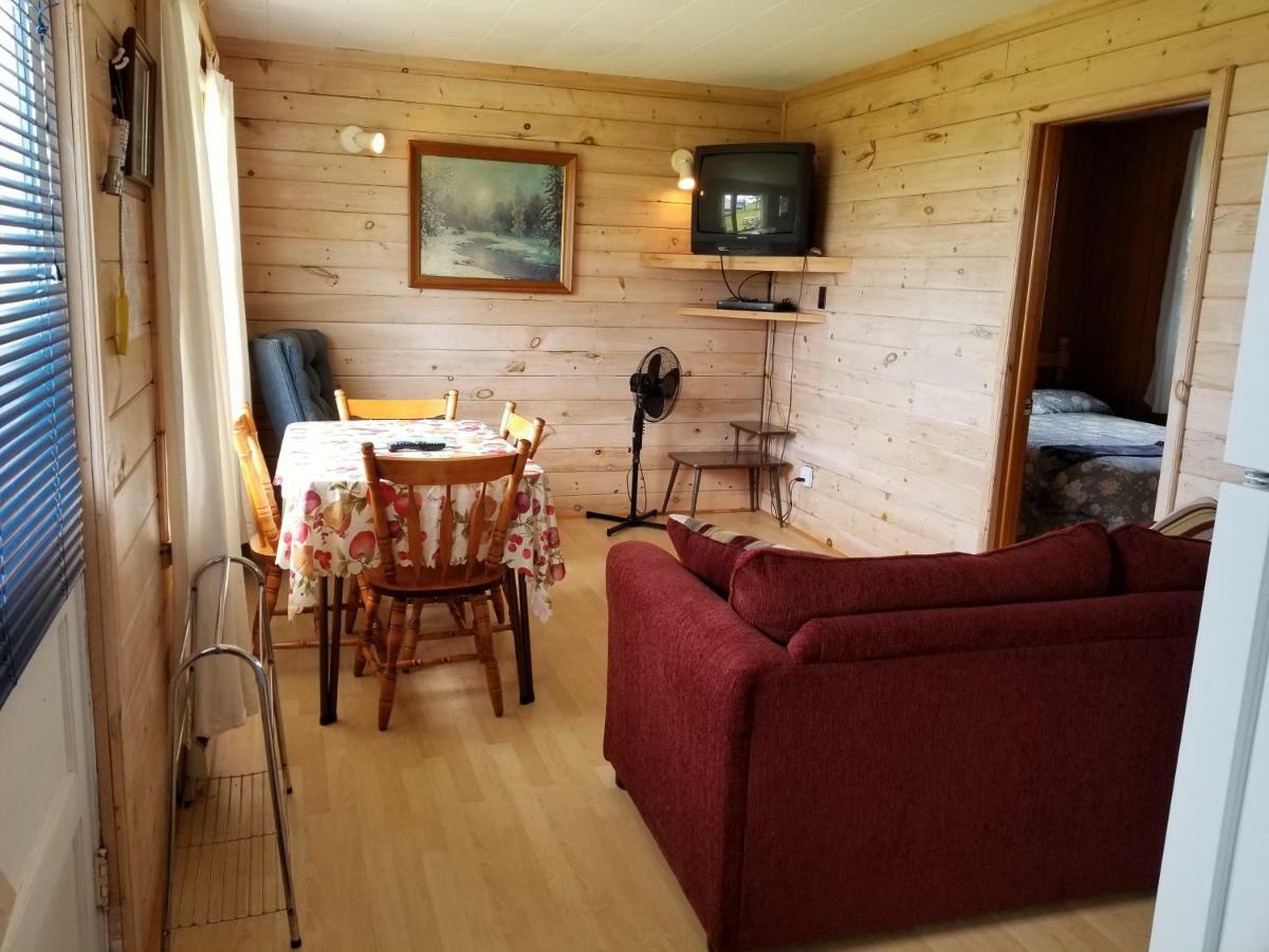 Blue Spruces Cottages Hampton Bagian luar foto