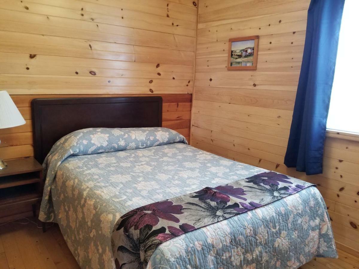 Blue Spruces Cottages Hampton Bagian luar foto