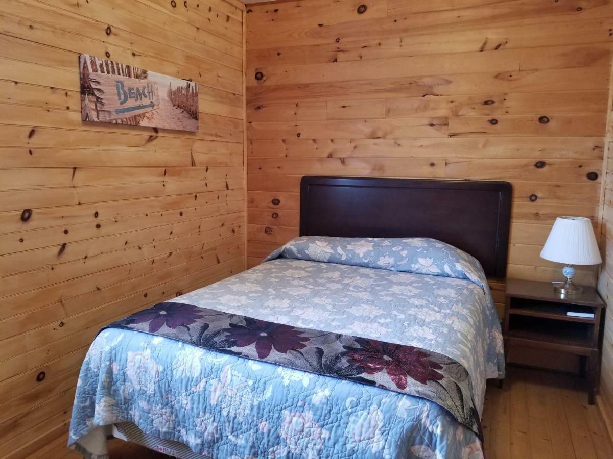 Blue Spruces Cottages Hampton Bagian luar foto