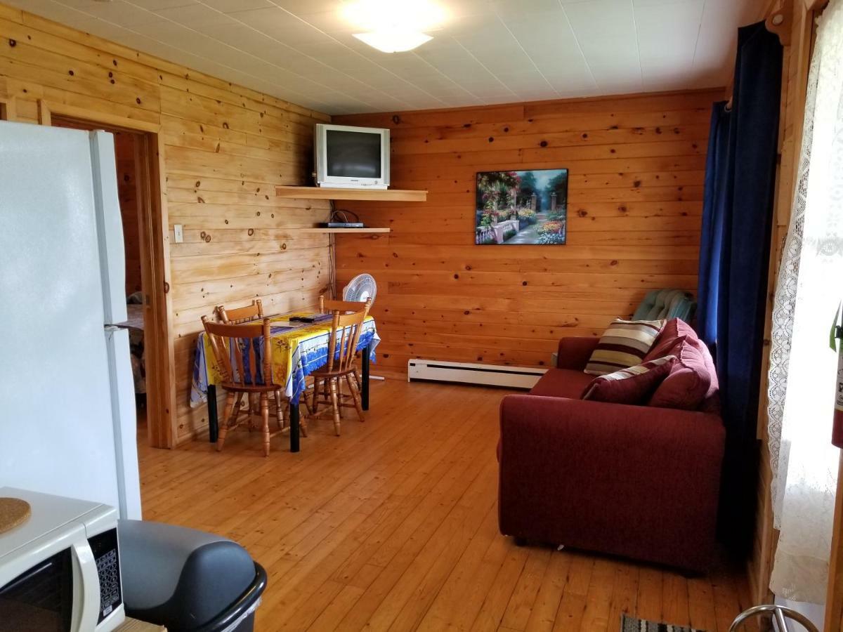 Blue Spruces Cottages Hampton Bagian luar foto