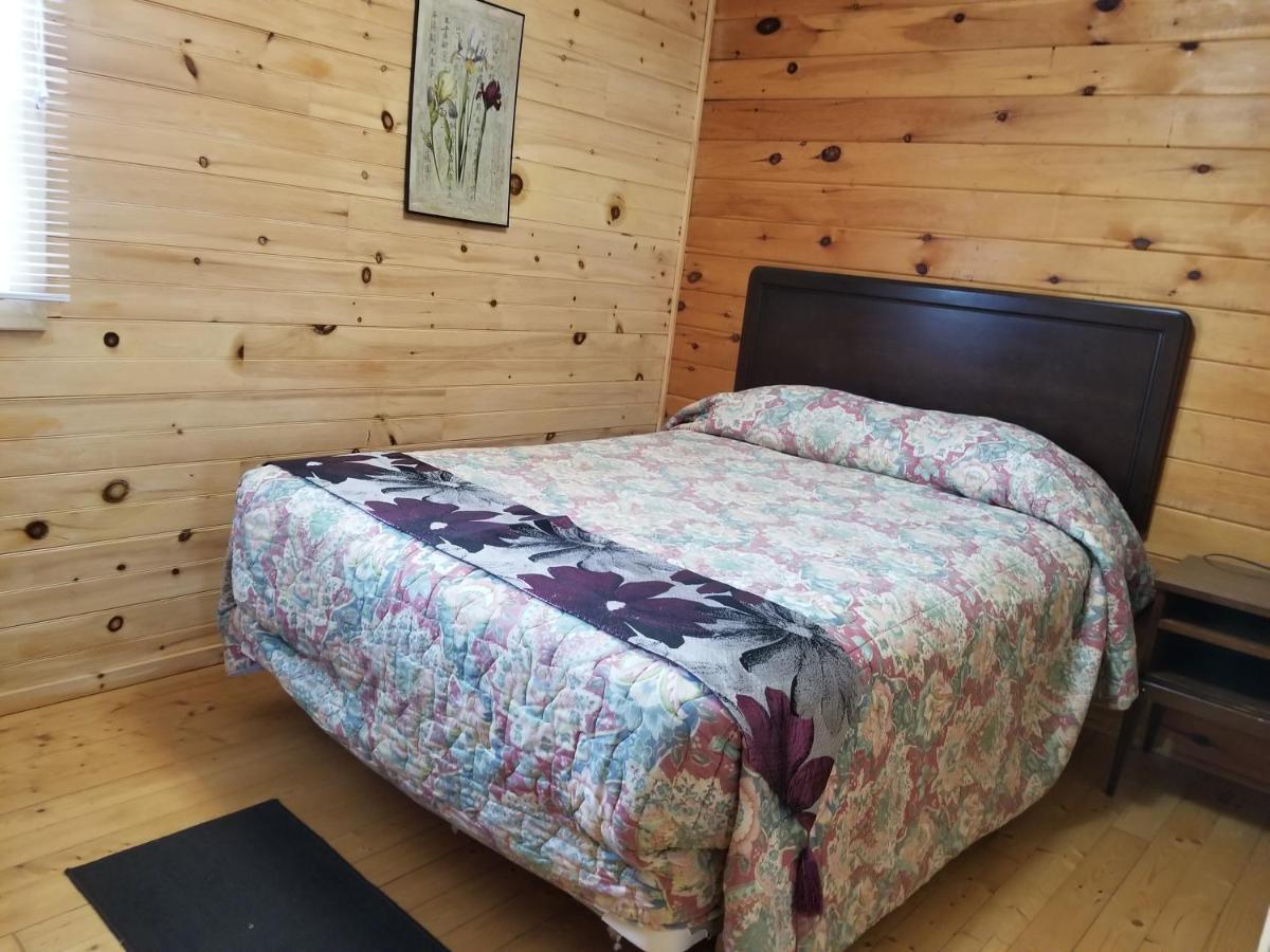 Blue Spruces Cottages Hampton Bagian luar foto